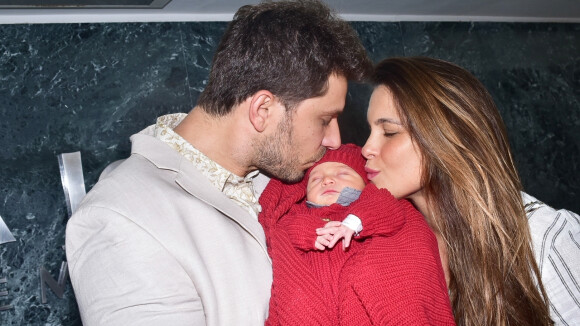 Kamilla Salgado e Eliéser beijam filho recém-nascido ao deixarem maternidade. Fotos!