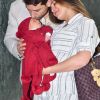 Kamilla Salgado e Eliéser Ambrósio vestiram o filho, Bento, com conjunto de lã na cor vinho ao deixar maternidade