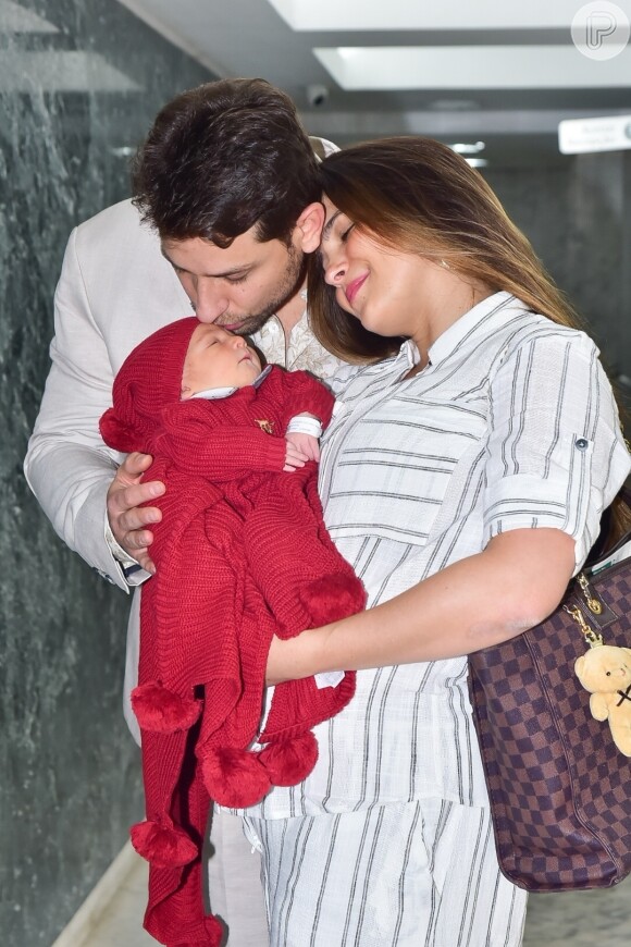 Kamilla Salgado e Eliéser Ambrósio vestiram o filho, Bento, com conjunto de lã na cor vinho ao deixar maternidade