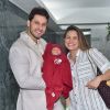 Kamilla Salgado e Eliéser Ambrósio deixaram peças de roupa do filho, Bento, para as pets da família se acostumarem com o cheiro do bebê