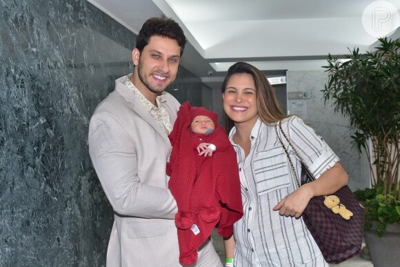 Kamilla Salgado e Eliéser Ambrósio deixaram peças de roupa do filho, Bento, para as pets da família se acostumarem com o cheiro do bebê