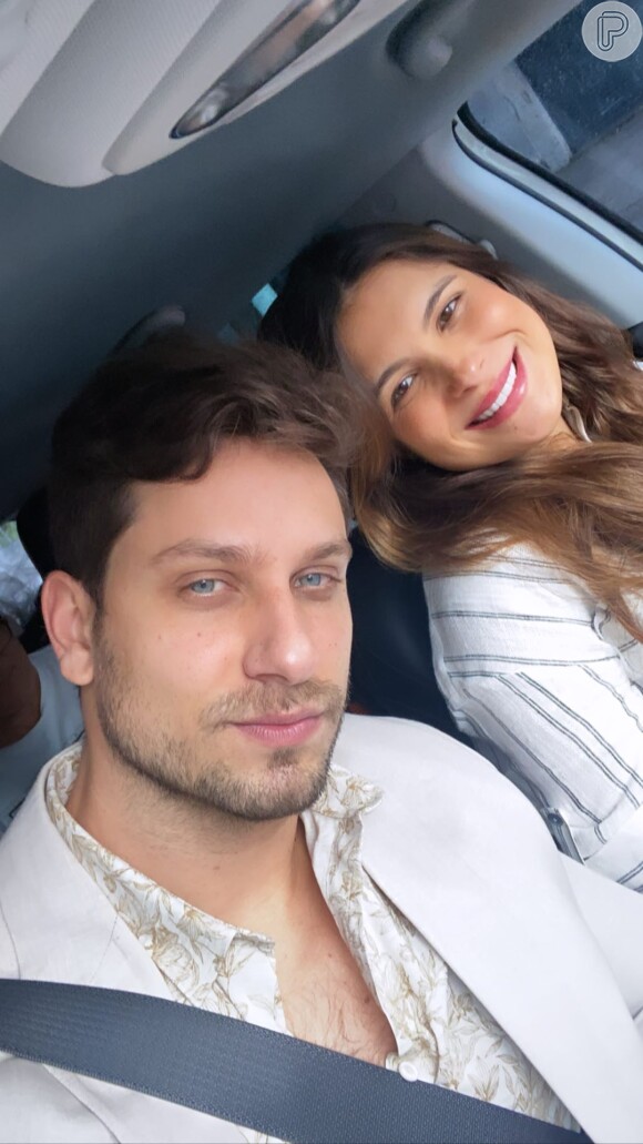 Eliéser Ambrósio faz selfie ao deixar maternidade com a mulher, Kamilla Salgado