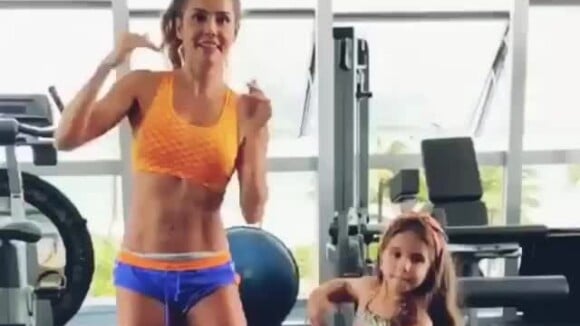Corpo de Deborah Secco chama atenção em vídeo de dança com filha