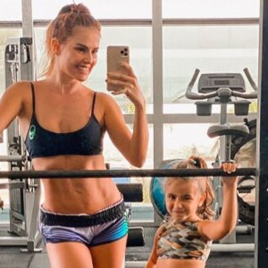 Deborah Secco dança com filha em academia e corpo chama atenção em vídeo