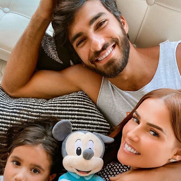 Deborah Secco é casada com Hugo Moura, com quem tem uma filha