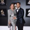 John Legend e Chrissy Teigen exibem fotos no hospital ao revelar morte do 3º filho