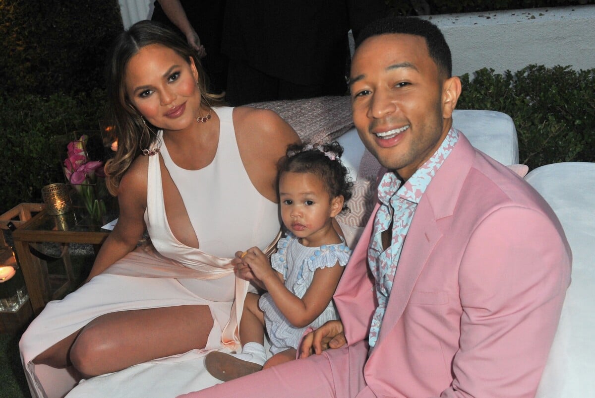 Chrissy Teigen diz que John Legend foi chamado de macaco por fotógrafo -  Quem