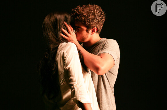 Caio Castro beija atriz em gravação clipe em São Paulo, nesta terça-feira, 4 de novembro de 2014