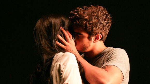 Caio Castro aparece beijando atriz durante gravação de clipe em São Paulo