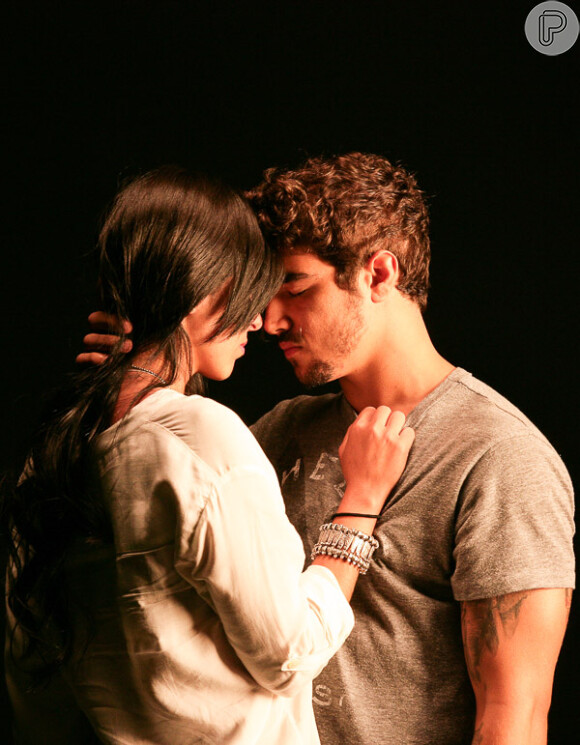 Caio Castro aparece em cenas românticas com a atriz Jade Seba