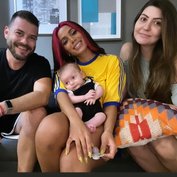 Anitta visita filho da amiga e sócia Carina Liberato após teste de covid-19