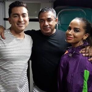 Anitta faz foto com o pai, Mauro Machado, e o irmão Renan