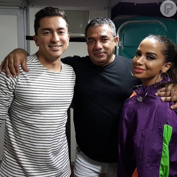Anitta faz foto com o pai, Mauro Machado, e o irmão Renan