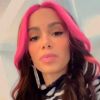 Anitta troca lace platinada por cabelo castanho e mechas em rosa neon