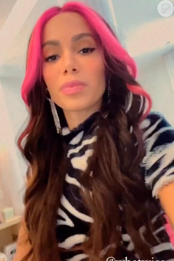 Anitta troca lace platinada por cabelo castanho e mechas em rosa neon