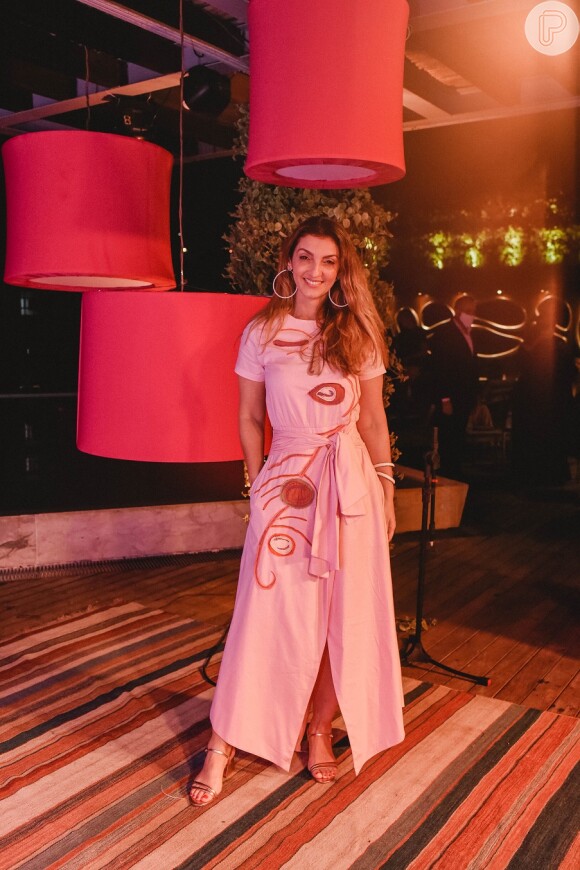 Outubro Rosa: Letícia Carvalho aposta em look rosa com estampa