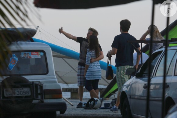 Thais Fersoza e Michel Teló fazem selfie após voo