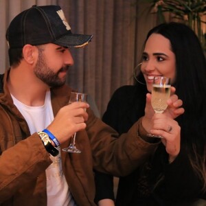 Perlla bebe champanhe e troca alianças com Diogo Bottino em pedido oficial de namoro