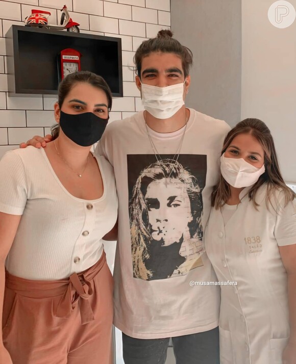 Caio Castro usa camisa estampada com foto de Grazi Massafera