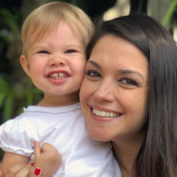 Thais Fersoza ensina yoga para a filha, Melinda, de 4 anos