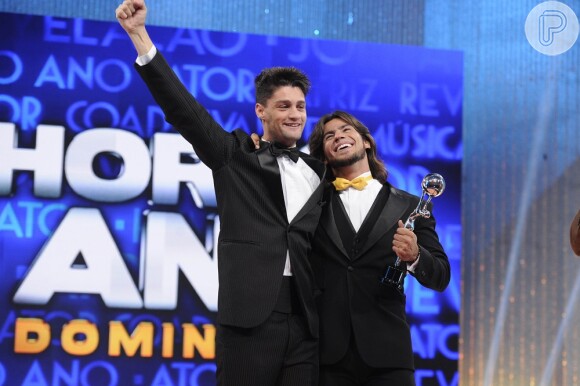 A dupla Munhoz e Mariano comemora o sucesso da música 'Camaro Amarelo'