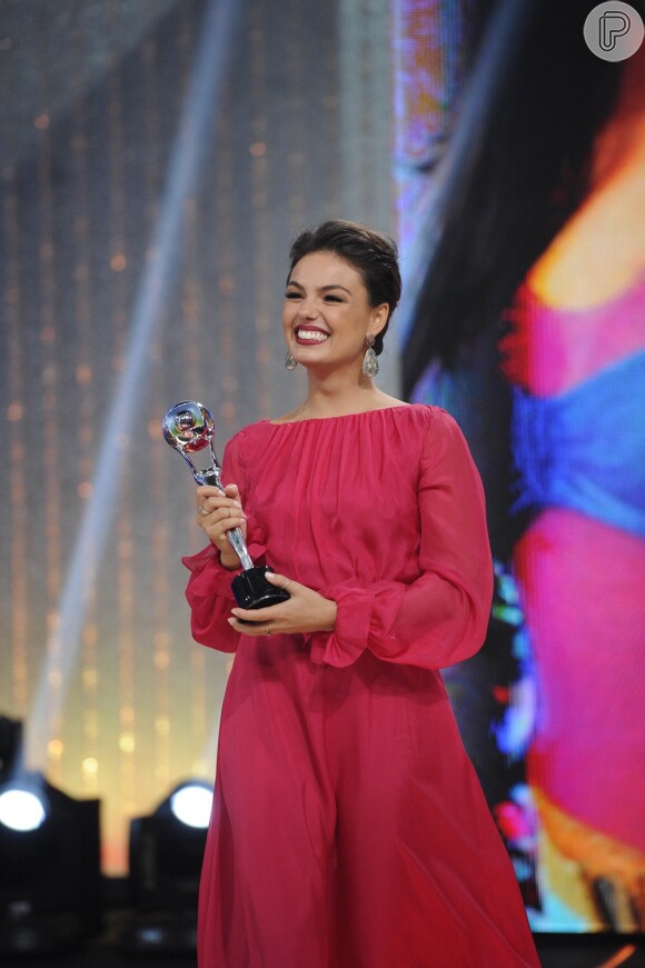 Isis Valverde ganha como a melhor atriz coadjuvante de 2012