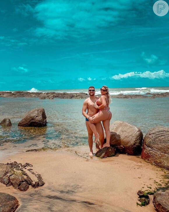 Viralizou uma foto em que Zé Neto posava de sunga ao lado da mulher