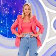 Eliana aposta em   calça Dicollani Denim e sandálias Schutz para programa de TV  