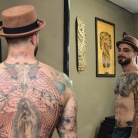 Mais uma! Felipe Titto faz nova tatuagem nas costas: 'Moldura para Nossa Senhora'. Veja
