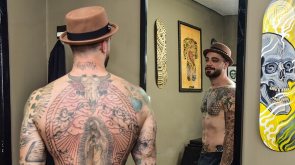 Felipe Titto fez nova tatuagem em estúdio de São Paulo nesta terça-feira, 13 de outubro de 2020