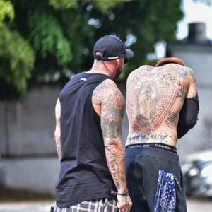 Felipe Titto mostrou para amigo o resultado da sua nova tatuagem, uma moldura para a imagem de Nossa Senhora de Guadalupe