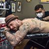 Felipe Titto admitiu certo incômodo ao Purepeople na hora de fazer a nova tatuagem: 'Não posso negar que dói bastante'