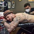 Felipe Titto admitiu certo incômodo ao Purepeople na hora de fazer a nova tatuagem: 'N ão posso negar que dói bastante' 
