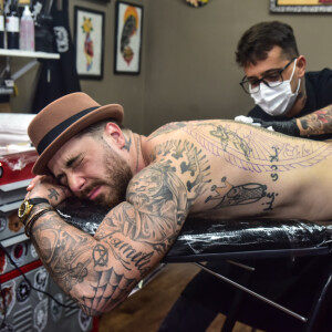 Felipe Titto admitiu certo incômodo ao Purepeople na hora de fazer a nova tatuagem: 'Não posso negar que dói bastante'
