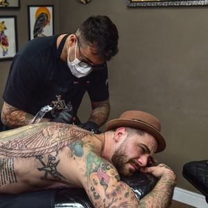 Felipe Titto é apaixonado por tatuagens e fez um novo desenho no corpo: 'Resolvi fazer uma moldura na Nossa Senhora de Guadalupe que eu já tenho tatuada no meio das costas há algum tempo, para ficar tipo um grande pingente'