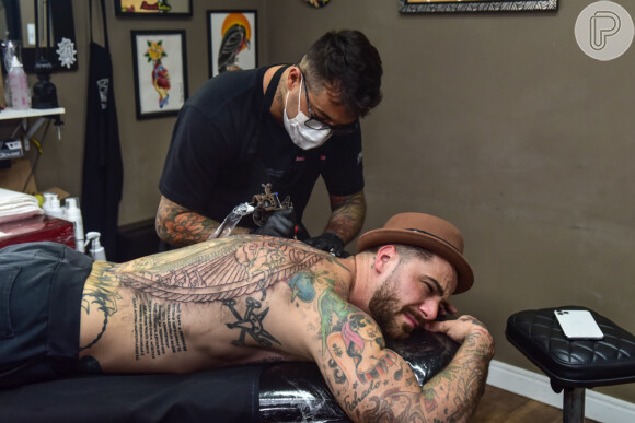 Felipe Titto é apaixonado por tatuagens e fez um novo desenho no corpo: 'Resolvi fazer uma moldura na Nossa Senhora de Guadalupe que eu já tenho tatuada no meio das costas há algum tempo, para ficar tipo um grande pingente'