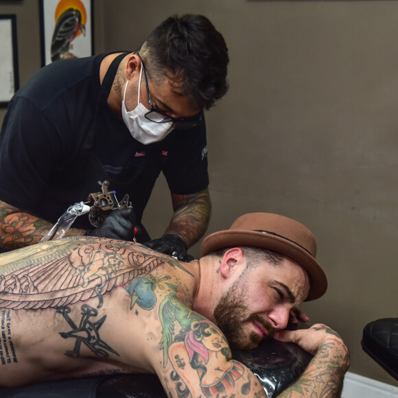 Felipe Titto é apaixonado por tatuagens e fez um novo desenho no corpo: 'Resolvi fazer uma moldura na Nossa Senhora de Guadalupe que eu já tenho tatuada no meio das costas há algum tempo, para ficar tipo um grande pingente'