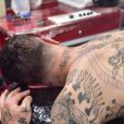 Felipe Titto acrescentou mais uma tatuagem ao seu corpo