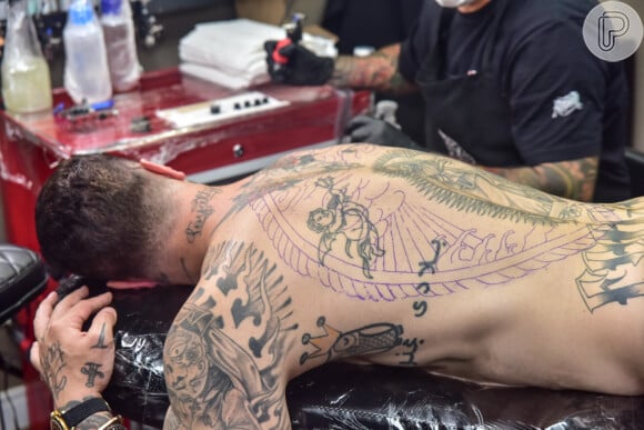 Felipe Titto acrescentou mais uma tatuagem ao seu corpo