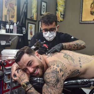 Felipe Titto fez uma tatuagem que representa uma moldura para o desenho da imagem de Nossa Senhora de Guadalupe