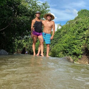 Wesley Safadão exibe corpo em forma ao lado da mulher, Thyane Dantas