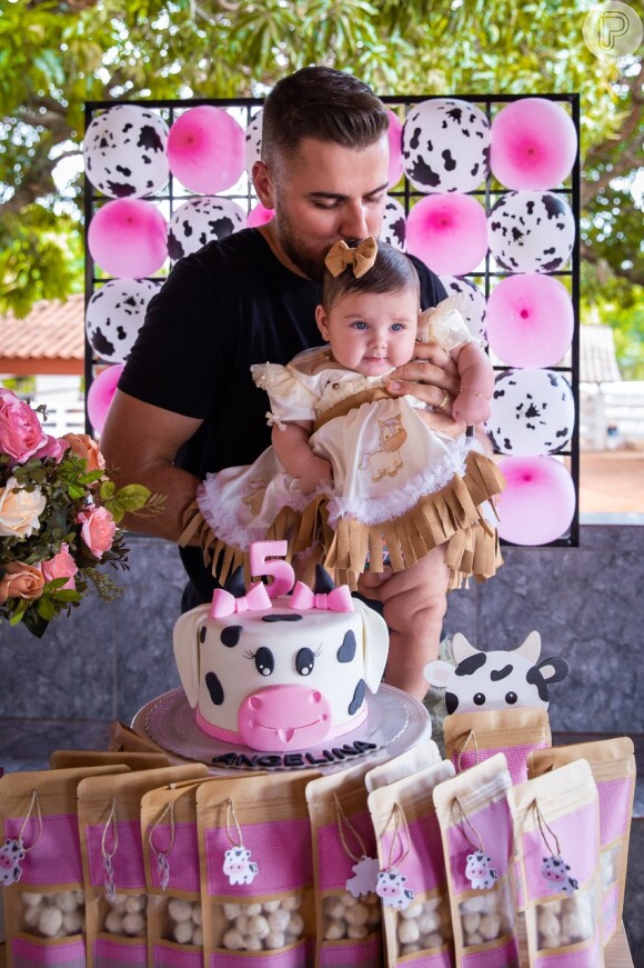 Zé Neto festeja 5 meses da filha, Angelina, no sítio