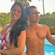 Graciele Lacerda curte piscina com noivo, Zezé Di Camargo