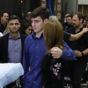 Filho mais velho de Gugu Liberato e Rose Miriam assumiu namoro em 2020. Na foto, João Augusto e a mãe no velorio do apresentador