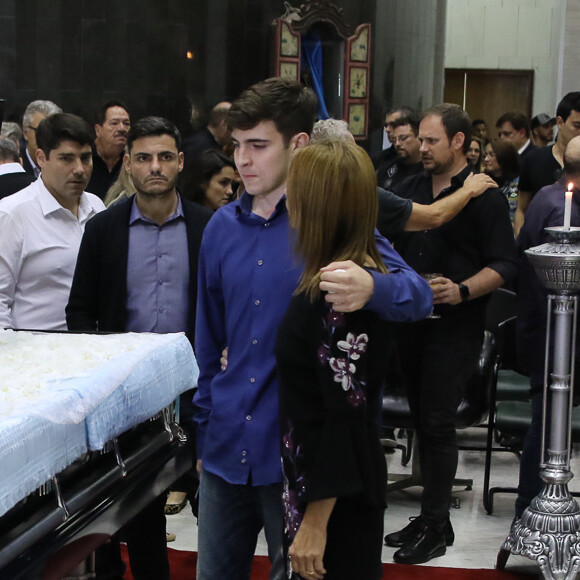 Filho mais velho de Gugu Liberato e Rose Miriam assumiu namoro em 2020. Na foto, João Augusto e a mãe no velorio do apresentador