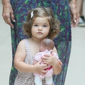 Filha de José Loreto é comparada ao pai em fotos