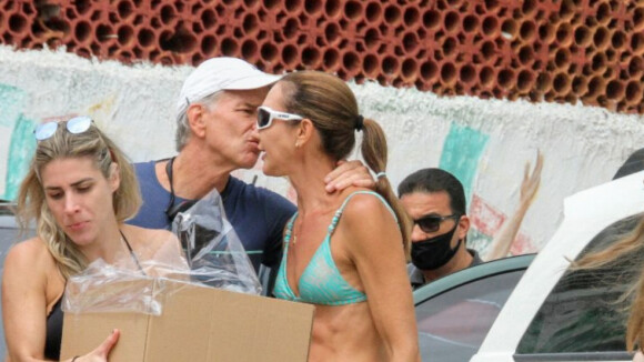 Fernanda Venturini recebe ex-marido, Bernardinho, e ganha beijo dele em festa na praia