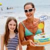 Fernanda Venturini posou com a filha mais nova, Vitória, em festa na praia