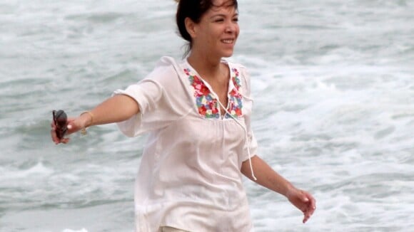 Júlia Almeida, filha de Manoel Carlos, joga as cinzas do irmão Pedro no mar