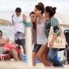 Julia Almeida vai com a família à praia do Leblon, na Zona Sul do Rio de Janeiro, para jogar as cinzas de seu irmão Pedro no mar, em 5 de novembro de 2014